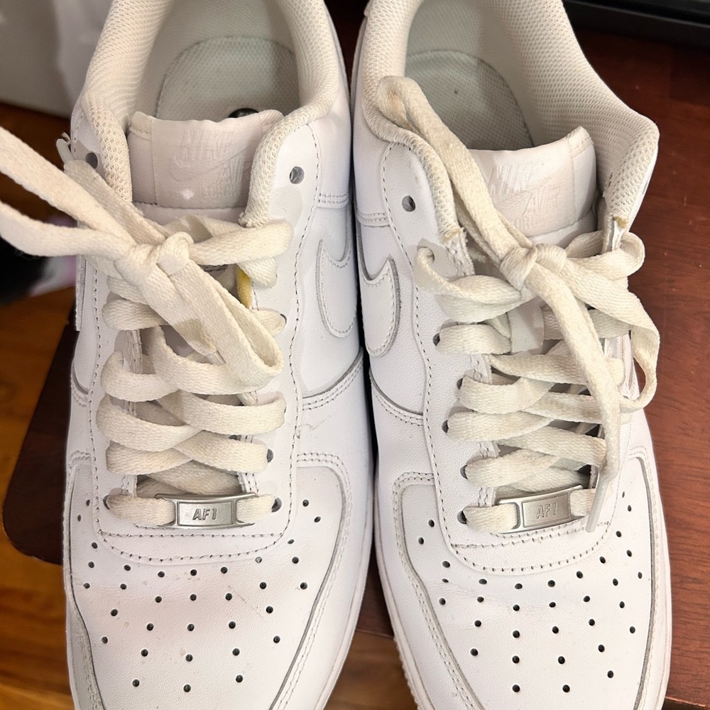 Low white mens Airforce 1’s